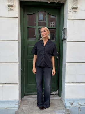 Esther-lyhythihaisesta paita - musta