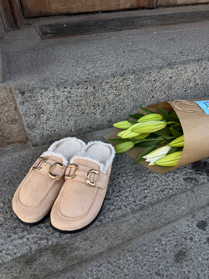 Nathalie Buckle Teddy Slippers - Beige