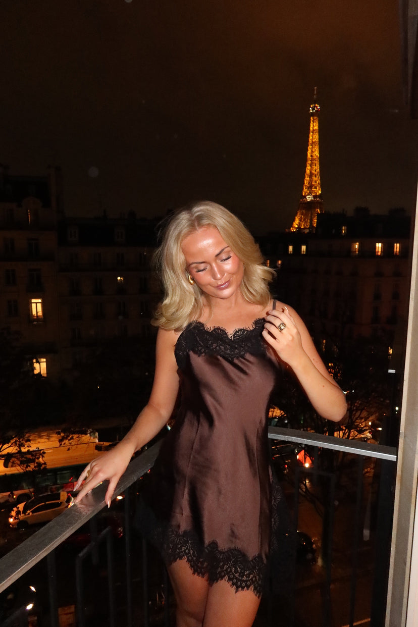 Gina-satiinipitsimekko - Tummanruskea