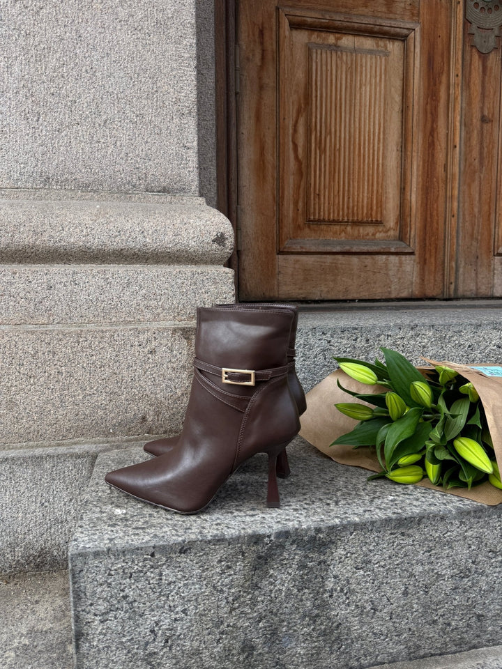 Fanny Buckle Boots - Dark Brown