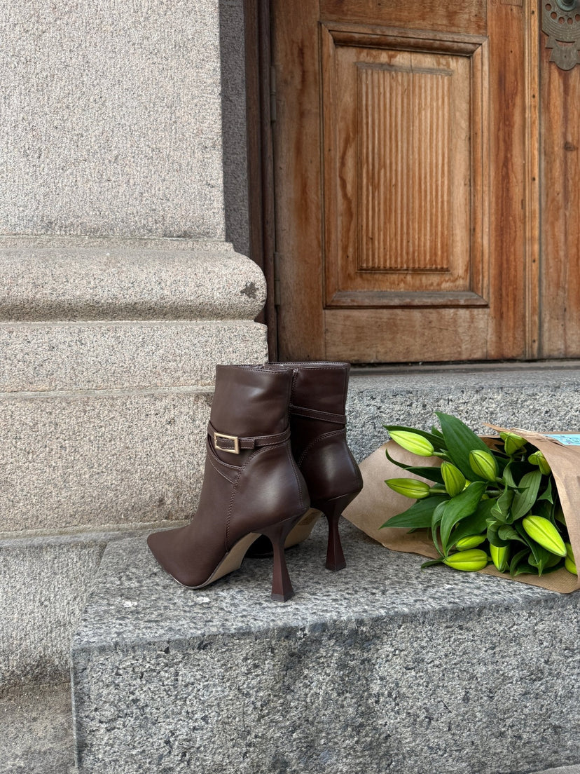 Fanny Buckle Boots - Dark Brown
